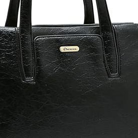 Close da bolsa feminina preta Chenson Boho Chic mostrando detalhe da placa metálica dourada com a marca